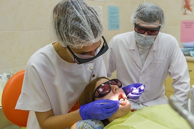 Для россиян доступно современное бесплатное лечение зубов