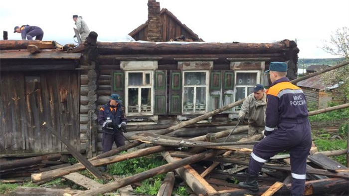 Спасатели работают на Урале после урагана: борьба с последствиями